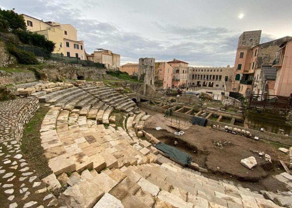 Luxury Suite - Teatro Romano - Duomo - Centro Storico Wi-Fi Terracina Exterior foto